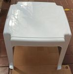 Столик из пластика для шезлонга 44х44 (белый)