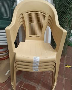 стулья из пластика